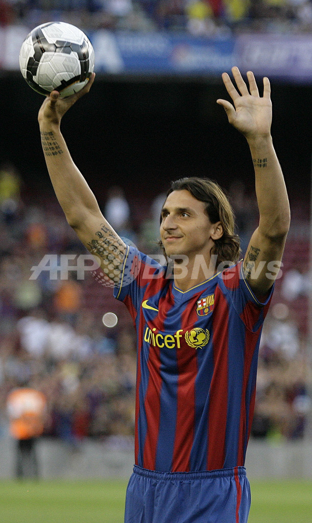 FCバルセロナ イブラヒモビッチと5年契約 写真15枚 ファッション