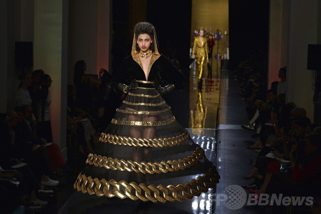 「ひげ面の女装歌手」も登場、J.P.ゴルチエ14/15年秋冬オートクチュール
