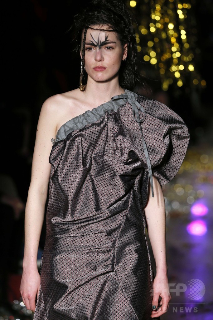 「ユニセックス」にまとう服、「ヴィヴィアン・ウエストウッド ゴールドレーベル」15/16秋冬