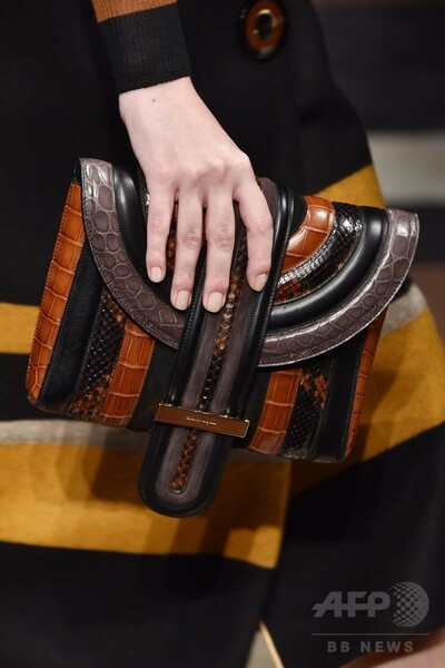 カラーブロックで見せる上品なルックス、「サルヴァトーレ フェラガモ」15/16秋冬