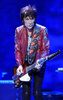 英ロックバンド、ザ・ローリング・ストーンズ（The Rolling Stones）の「50 and Counting」北米ツアーが3日、カリフォルニア（California）州ロサンゼルス（Los Angeles）のステイプルズ・センター（Staples Center）でスタートした。写真は、パフォーマンスを披露するロニー・ウッド（Ronnie Wood、2013年5月3日撮影）。(c)AFP/JOE KLAMAR