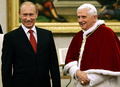 ロシアのウラジーミル・プーチン大統領（左）と前ローマ教皇ベネディクト16世。バチカンにて（2007年3月13日撮影）。(c)ANDREW MEDICHINI, POOL / POOL / AFP