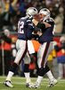 第4QにWRウェス・ウェルカー（%%Wes Welker%%）への6ヤードのタッチダウンパスを成功させダン・コッペン（%%Dan Koppen%%、右）と共に歓喜するペイトリオッツのQBトム・ブレイディ。(c)AFP/Getty Images/Al Bello