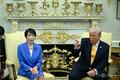 トランプ氏「日本はなぜ真珠湾攻撃を知らせてくれなかったのか?」 日米首脳会談で軽口 米ホワイトハウスの大統領執務室で会談するドナルド・トランプ大統領と高市早苗首相(2026年3月19日撮影)。(c)Jim WATSON/AFP