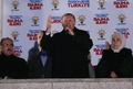 トルコの首都アンカラ（Ankara）にある与党・公正発展党（AKP）の本部前に集まった支持者を前に演説するレジェプ・タイップ・エルドアン（Recep Tayyip Erdogan）首相（2014年３月31日撮影）。(c)AFP/ADEM ALTAN