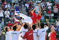 子テニス国別対抗戦、デビスカップ（Davis Cup 2011）は18日、東京の有明コロシアム（Ariake Coliseum）で日本とインドによるワールドグループプレーオフが行われ、日本は3日目のシングルスで錦織圭（Kei Nishikori）が勝利し、日本は27年ぶりとなるワールドグループ復帰を決めた。

錦織は通算4戦目となったシングルス第3試合でインドのビシュヌ・バルドゥハン（%%Vishnu Vardhan%%）を7-5、6-3、6-3のストレートで下し、通算成績を3勝1敗として勝利を決めた。

ワールドグループ復帰を喜ぶ日本の選手（2011年9月18日撮影）。(c)AFP/KAZUHIRO NOGI