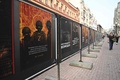 春の徴兵に合わせて貼り出された軍のポスター。ロシア・モスクワ市内で（2024年4月2日撮影）。(c)NATALIA KOLESNIKOVA / AFP