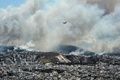 山火事の煙が漂うアテネ上空を飛行する消防航空機（2015年7月17日撮影）。(c)AFP/ANDREAS SOLARO