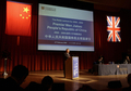 ロンドン（London）の北約95キロメートルにあるケンブリッジ大学（University of Cambridge）で、講演を行う中国の温家宝（Wen Jiabao）首相（2009年2月2日撮影）。(c)AFP/Darren Staples