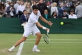 テニス、ウィンブルドン選手権、男子シングルス1回戦。リターンを打つカルロス・アルカラス（2021年6月30日撮影）。(c)Adrian DENNIS / AFP