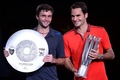 男子テニス、上海マスターズ（2014 Shanghai Rolex Masters）シングルス決勝。表彰式でトロフィーを手にするジル・シモン（Gilles Simon、左）とロジャー・フェデラー（Roger Federer、2014年10月12日撮影）。(c)AFP/JOHANNES EISELE