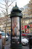パリ（Paris）市内に張り出された映画『Les Infideles（The Player）』のポスター（2012年2月2日撮影）。(c)AFPBERTRAND LANGLOIS