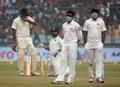 インドの首都ニューデリーで開催されたクリケットの国際試合で、大気汚染のためマスクをするスリランカ代表チームの選手ら（2017年12月3日撮影）。(c)AFP/SAJJAD HUSSAIN 