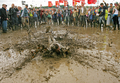 2007年6月22日、サマセット（Somerset）のピルトン（Pilton）で開催されている「グラストンベリー・フェスティバル（Glastonbury Festival）」で泥に飛び込む来場者。(c)AFP/CARL DE SOUZA