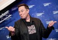 ドイツ・ベルリンで開かれたアクセル・スプリンガー賞の授賞式に登場した米宇宙開発企業スペースXのオーナーで米電気自動車（EV）大手テスラの最高経営責任者でもあるイーロン・マスク氏（2020年12月1日撮影）。(c)Britta Pedersen / POOL / AFP