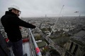 仏パリのノートルダム大聖堂の再建工事現場を視察したエマニュエル・マクロン大統領（2023年12月8日撮影）。(c)Christophe Ena / POOL / AFP