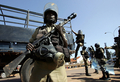 ウガンダの首都カンパラ（Kampala）の警察官（2006年2月25日撮影、資料写真）。(c)AFP/ALEXANDER JOE