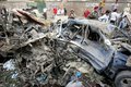 車両を使った自爆攻撃を受けたイラクの首都バグダッド（Baghdad）市行政庁舎前で、大破した車両（2009年10月25日撮影）。(c)AFP/AHMAD AL-RUBAYE