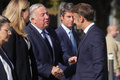 フランスのエマニュエル・マクロン大統領（左）とジェラール・ラルシェ上院議長。パリで（2024年8月25日撮影）。(c)Teresa Suarez / POOL / AFP