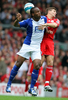 バーミンガムのキャメロン・ジュローム（%%Cameron Jerome%%、左）とヘディングで競り合うリバプールのスティーブン・ジェラード（%%Steven Gerrard%%）。(c)AFP/ANDREW YATES