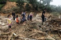 ベトナム北部イエンバイ省の山間部の鉄砲水に襲われた村を歩く住民ら（2017年8月4日撮影）。(c)AFP