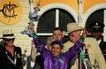 米国競馬のG1レース、第139回プリークネス・ステークス（139th Preakness Stakes、3歳、ダート約1900メートル）。トロフィーを手に喜ぶビクター・エスピノーザ（Victor Espinoza）騎手（2014年5月17日撮影）。(c)AFP/Getty Images/Patrick Smith