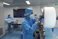 中国・北京の医療品メーカーで、防護服を着てマスク製造に当たる従業員ら（2020年4月24日撮影、資料写真）。(c)WANG ZHAO / AFP