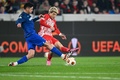 サッカーヨーロッパリーグ、決勝トーナメント1回戦第1戦、SCフライブルク対ウェストハム。ウェストハムのエドソン・アルバレス（左）とボールを競るSCフライブルクの堂安律（2024年3月7日撮影）。(c)THOMAS KIENZLE / AFP