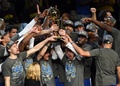2015年のNBAファイナルを制したゴールデンステイト・ウォリアーズ（2015年6月16日撮影）。(c)AFP PHOTO  / TIMOTHY A. CLARY