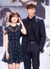 韓国・ソウル（Seoul）の韓国文化放送（MBC）で行われた新ドラマ「高慢と偏見」の制作発表会に臨む、女優のペク・ジニ（Baek Jin-Hee、左）と俳優のチェ・ジニョク（Choi Jin-Hyuk）（2014年10月23日撮影）。(c)STARNEWS