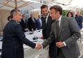 エリゼ宮（仏大統領府）でジェラルド・ダルマナン内相（左）や2024年パリ五輪・パラリンピック大会組織委員会のトニー・エスタンゲ会長（中央）と面会するエマニュエル・マクロン仏大統領（2022年7月25日撮影）。(c)Lewis Joly / POOL / AFP