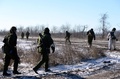 ウクライナ東部デバルツェボ近郊で前線に向かう親ロシア派の戦闘員ら（2015年2月18日撮影）。(c)AFP/VASILY MAXIMOV