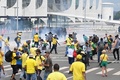 ブラジルの首都ブラジリアの大統領府の外で警官隊と衝突するジャイル・ボルソナロ前大統領支持者（2023年1月8日撮影）。(c)EVARISTO SA / AFP