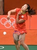 リオデジャネイロ五輪、バドミントン女子シングルス1回戦。リターンを打つ奥原希望（2016年8月15日撮影）。(c)AFP/Jim WATSON