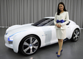 日産自動車（Nissan Motor）は8日、第42回東京モーターショー2011（Tokyo Motor Show）に、3台の電気自動車（EV）コンセプトカーを展示すると発表した。EVスポーツカー「ESFLOW（エスフロー）」と、都市向けスマートEV「Pivo3（ピボ3）」、乗用車の快適性と商用車の実用性の両立を目指した「TOWNPOD（タウンポッド）」の3車種になる。東京モーターショーは11月30日から12日11日までの日程。

写真は、神奈川県厚木市の日産のデザインセンターで展示された「ESFLOW」（2011年10月20日撮影）。(c)AFP/TOSHIFUMI KITAMURA