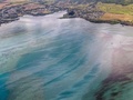 モーリシャスの上空から撮影した、貨物船わかしおから漏出した燃料が広がる海面（2020年8月8日撮影）。(c)AFP