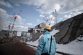 福島第一原子力発電所の3号機原子炉付近を歩く東京電力の従業員（2018年1月31日撮影）。(c)AFP PHOTO / Behrouz MEHRI