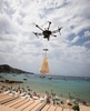 スペイン・イビサ島で、食事の入った袋をヨットに届けるドローン（2021年8月24日撮影）。(c)JAIME REINA / AFP