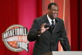2009年のバスケットボール殿堂（%%Basketball Hall of Fame%%）入り式典が11日、マサチューセッツ（Massachusetts）州スプリングフィールド（springfield）のシンフォニーホール（Symphony Hall）で行なわれ、マイケル・ジョーダン（%%Michael Jordan%%）氏らが殿堂入りした。写真は殿堂入りを果たし、式典でスピーチを行なうデヴィッド・ロビンソン（%%David Robinson%%）氏。（2009年9月11日撮影）(c)AFP/Getty Images/Jim Rogash