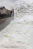 中国・河南省（Henan）の小浪底（Xiaolangdi）ダムで行われた大放水を見物する観光客たち（2013年7月23日撮影）。(c)AFP