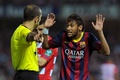 13-14スペイン1部リーグ第33節、グラナダ（Granada CF）対FCバルセロナ（FC Barcelona）。不満を表す仕草をみせるFCバルセロナのネイマール（Neymar da Silva Santos Junior、右、2014年4月12日撮影）。(c)AFP/JORGE GUERRERO