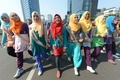 インドネシア・ジャカルタ（Jakarta）で行進に参加した美人コンテスト「ムスリマ・ワールド（Muslimah World）」のファイナリストら（2013年9月15日撮影）。(c)AFP/ADEK BERRY
