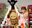 東京・松坂屋銀座店で開催された東ハト（Tohato）との共同イベント「東ハトお菓子フェスタ2010」で、高さ2メートルの「お菓子の家」の前でイベントをPRするタレントの辻希美（Nozomi Tsuji、2010年9月1日撮影）。(c)AFP/Yoshikazu TSUNO