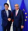 ベルギー、ブリュッセルにある欧州連合（EU）本部での会談に臨む安倍晋三首相（左）とジャンクロード・ユンケル欧州委員長（2019年9月27日撮影）。(c)JOHN THYS / AFP