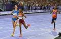 パリ五輪、陸上女子1万メートル決勝。フィニッシュする（左から）イタリアのナディア・バットクレッティ、ケニアのベアトリス・チェベト、オランダのシファン・ハッサン（2024年8月9日撮影）。(c)Andrej ISAKOVIC / AFP
