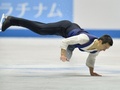 世界フィギュアスケート国別対抗戦2013（World Team Trophy Figure Skating Championship 2013）は12日、東京で2日目が行われ、男子シングル・フリースケーティング（FS）では高橋大輔（Daisuke Takahashi）が168.65点を記録し、合計249.52点で総合1位に入った。

演技中、氷に手をつくカナダのパトリック・チャン（Patrick Chan、2013年4月12日撮影）。(c)AFP/KAZUHIRO NOGI