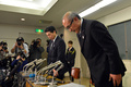 都内で行われた会見で謝罪する全日本柔道連盟の小野沢弘史（Koshi Onozawa）専務理事（右）ら（2013年1月30日撮影）。(c)AFP/Yoshikazu TSUNO