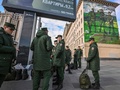 ロシア・モスクワ中心地で、「Z」のアームバンドを着けた兵士が描かれた壁画のそばに集合したロシア兵（2022年10月16日撮影、資料写真）。(c)Yuri KADOBNOV / AFP