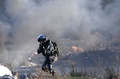 パレスチナ自治区ヨルダン川西岸のラマラに近いイスラエル側で、ドナルド・トランプ米大統領によるエルサレムのイスラエル首都認定に抗議するパレスチナ人たちとの衝突で銃を構えるイスラエルの国境警備兵（2017年12月8日撮影）。(c)AFP/ABBAS MOMANI