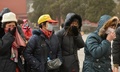 深刻な大気汚染と砂嵐に見舞われた中国・北京（Beijing）で、マスクで自衛した市民ら（2013年2月28日撮影）。(c)AFP/Mark RALSTON